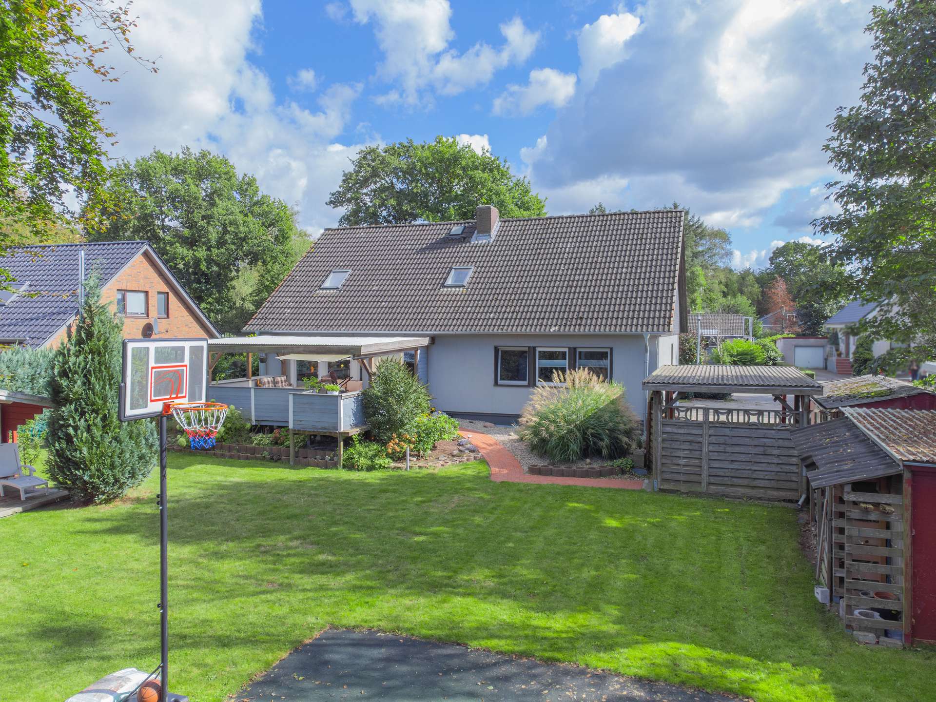 Einziehen statt renovieren: Modernes Familienhaus mit Einliegerwohnung & Nahwärme