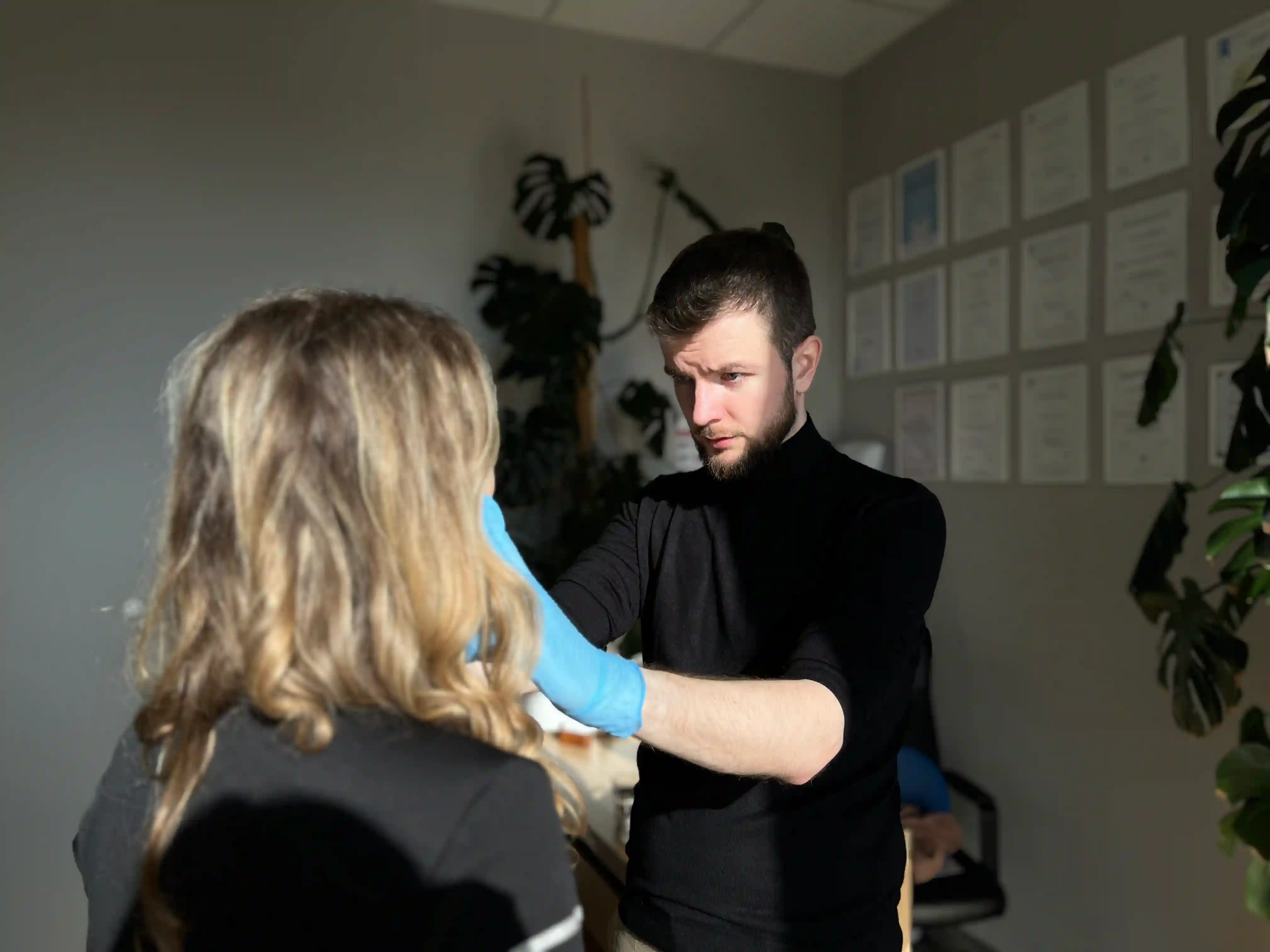 Filip Skowron, fizjoterapeuta stomatologiczny, podczas badania mięśni żucia w gabinecie Miejsce Zdrowia w Krakowie