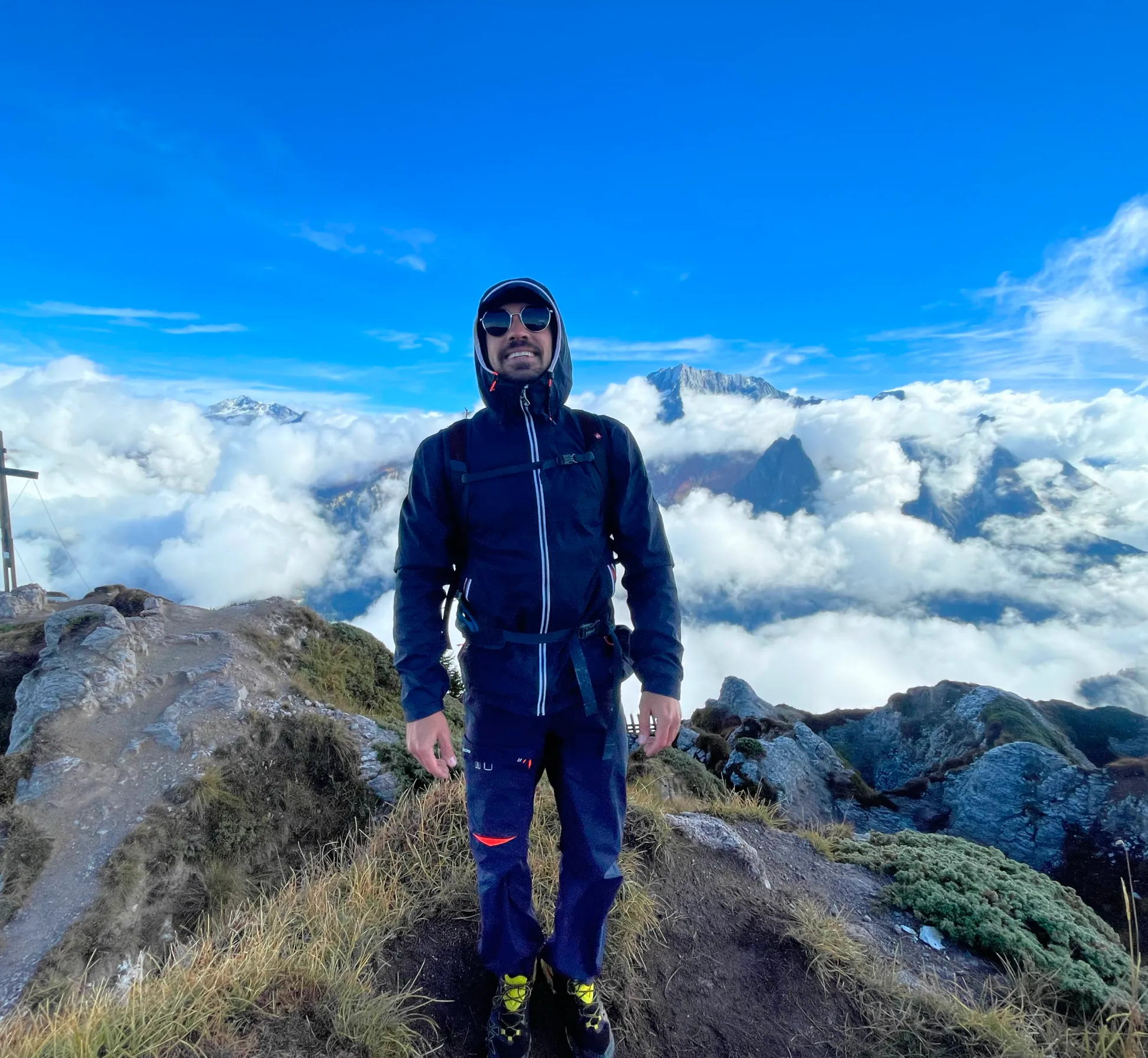 Yan Bonnevialle, expert d’Alpine Pearl, présente des propriétés haut de gamme dans les Alpes suisses.