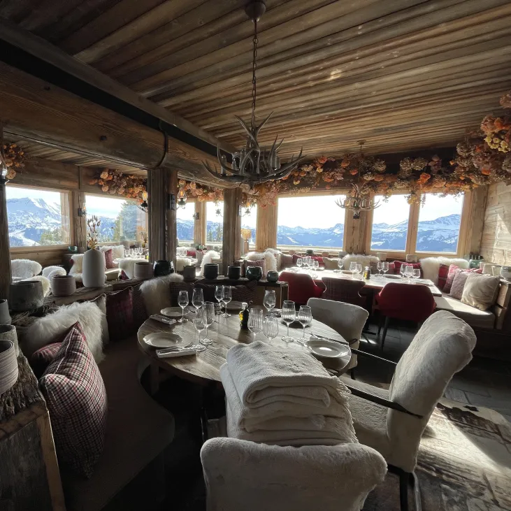 Intérieur chaleureux du restaurant Le Chalet Sauvage à Megève, immobilier de luxe.