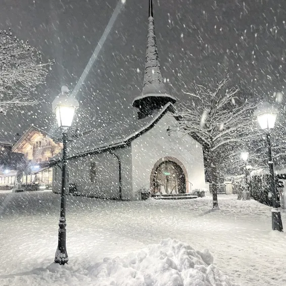 Vue hivernale de Gstaad, chalets de prestige à vendre.