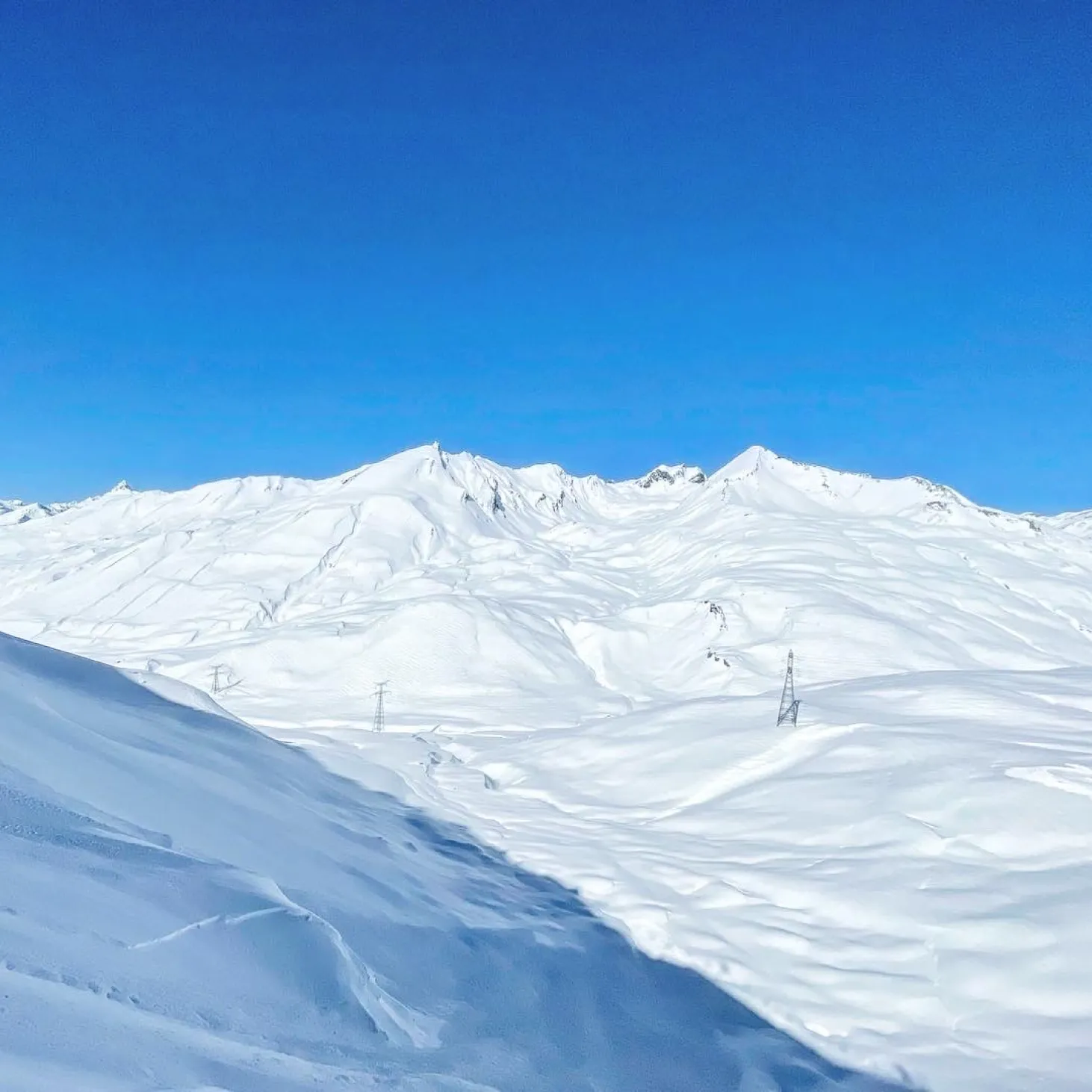 Panorama enneigé de La Thuile, immobilier dans les Alpes italiennes.