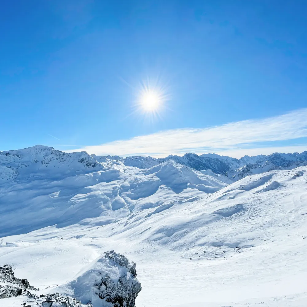 Montagne enneigée de Bivio, chalets à vendre en station de ski.