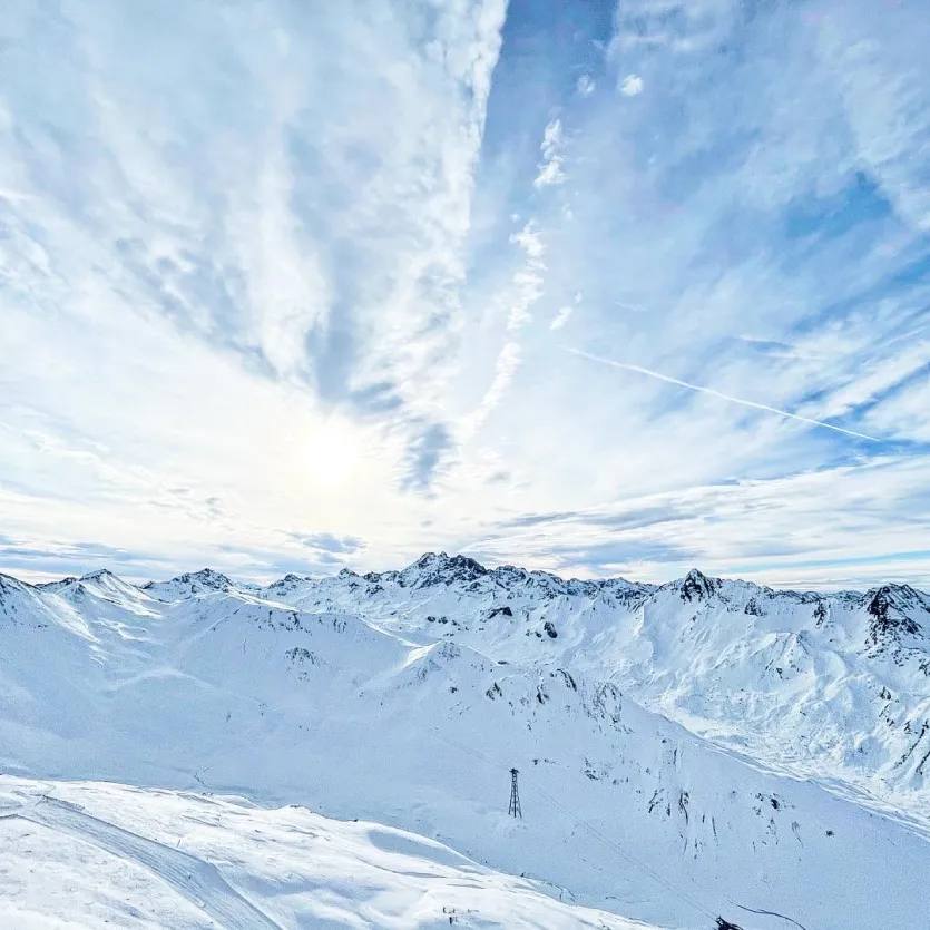 Pistes enneigées d’Ischgl, résidences de luxe en station de ski.