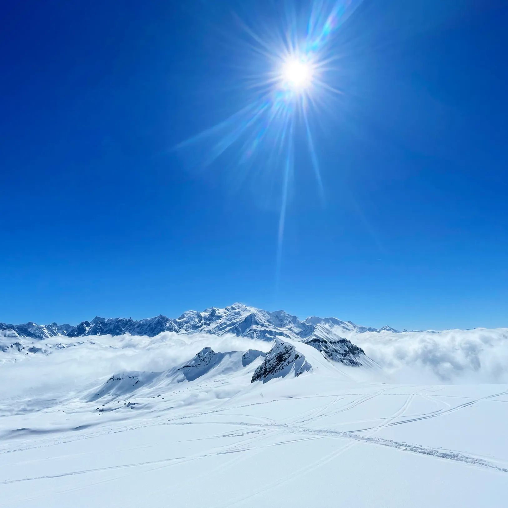 Pistes enneigées de Flaine, résidences modernes en station de ski.