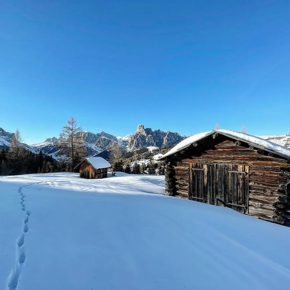 Vue hivernale de Alta Badia, propriétés dans les Dolomites.