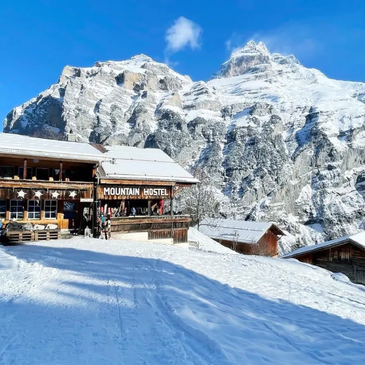 Paysage hivernal de Mürren, résidences alpines en Suisse.