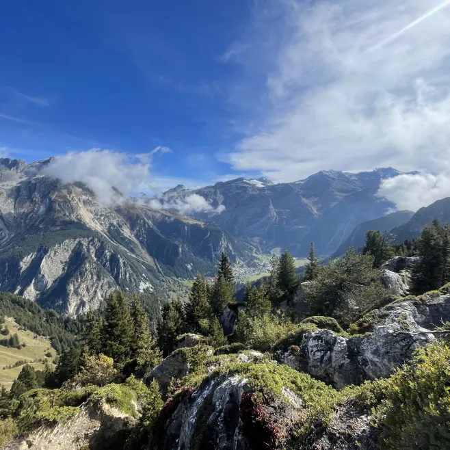 Paysage estival de Pralognan, propriétés en station de montagne.
