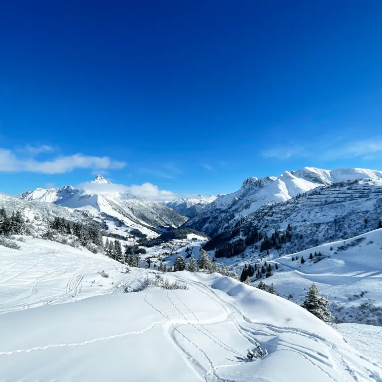 Vue enneigée de Warth, chalets de luxe en Autriche.