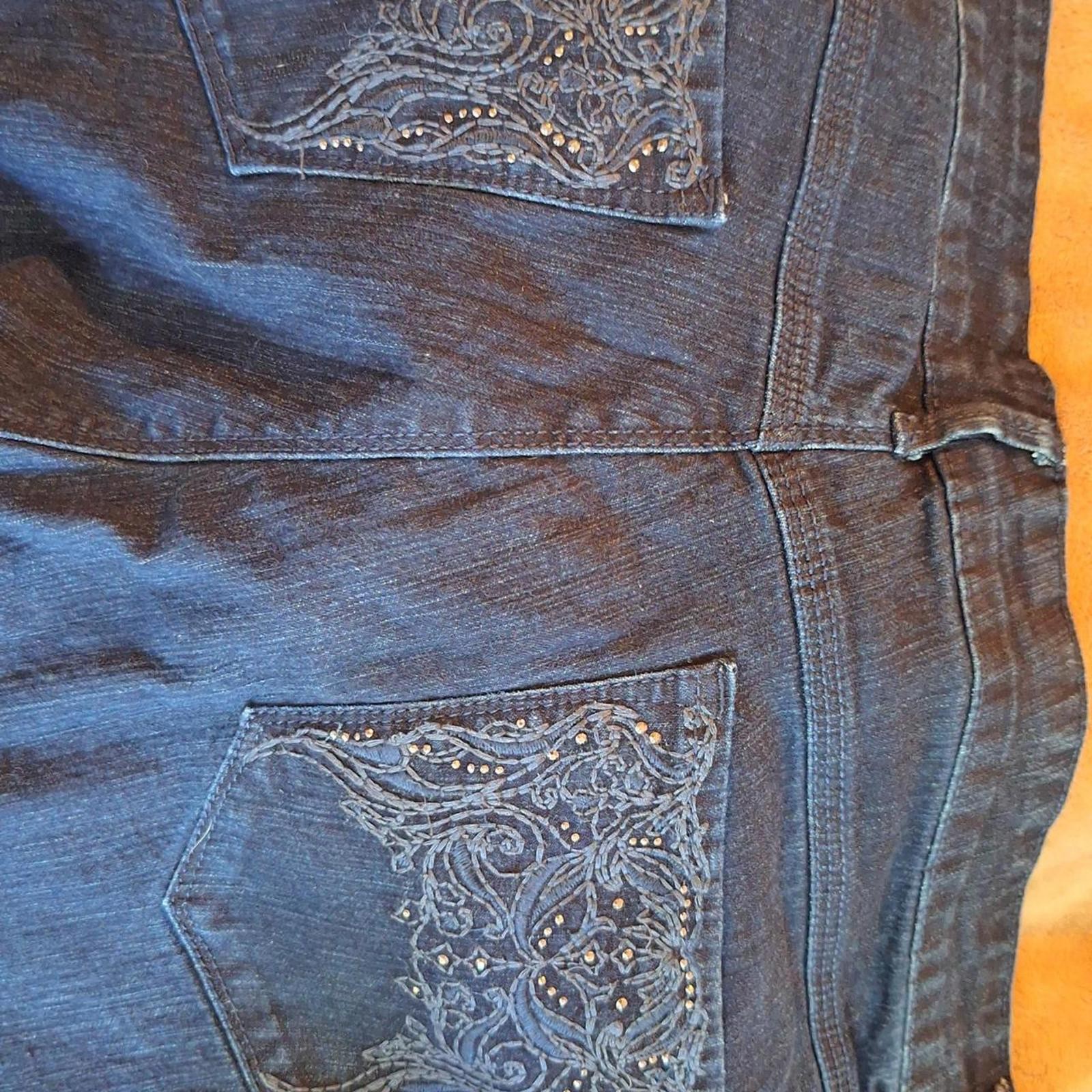 Elegant Denim Jeans with Embroidered Pockets