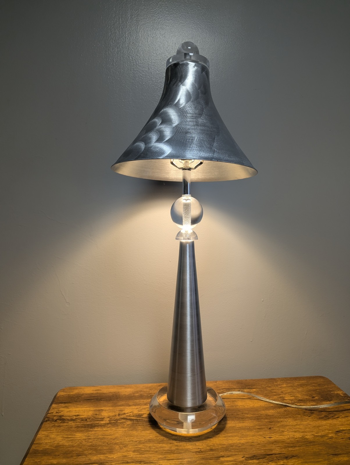 Modern Luxury Hand-Forged Aluminum Acrylic Table Lamp， Non-Slip Noise-Free Base,
