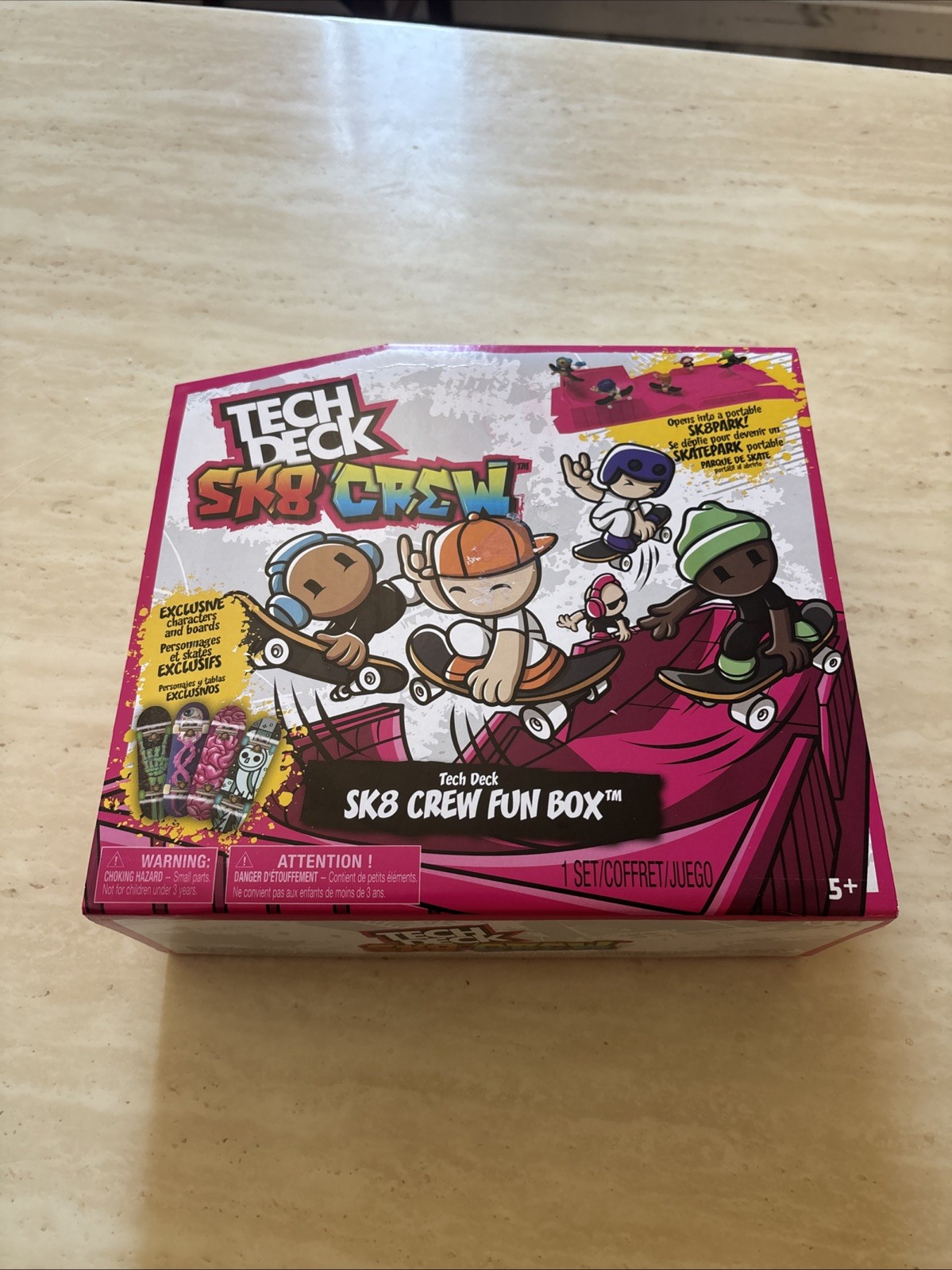 TECH DECK Sk8 Crew Fun Box, Portable Transforming Sk8 Park, 4 Fingerboards 5 Fig