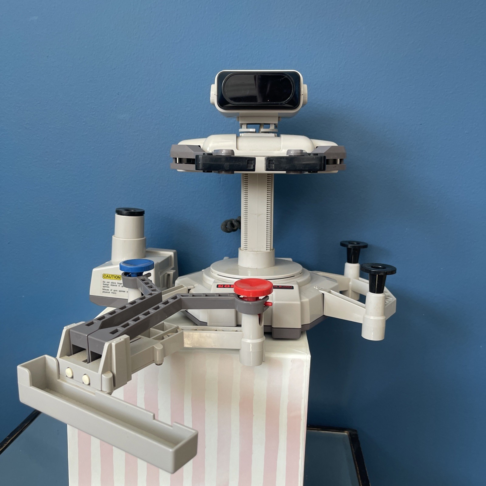 Nintendo NES ROB the Robot w attach ALL ORIGINAL EX SHAPE TESTED WORKING No Claw