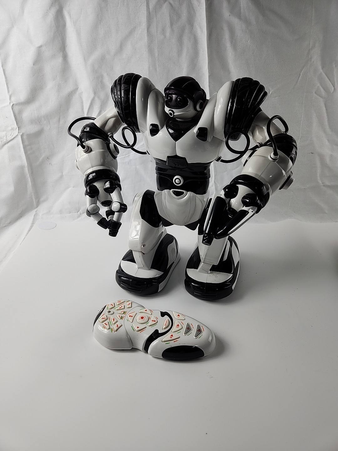 WowWee Robosapien Robot, black and white, 14” , Tested Includes Remote
