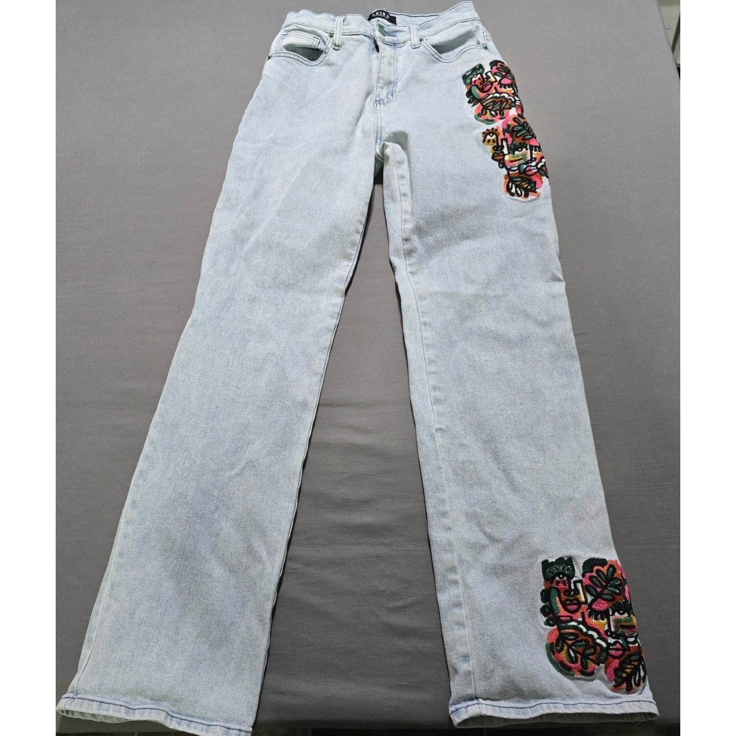 Akira Embroidered Abstract Face Jeans Women 26 / 5 Light Wash High Rise Straight