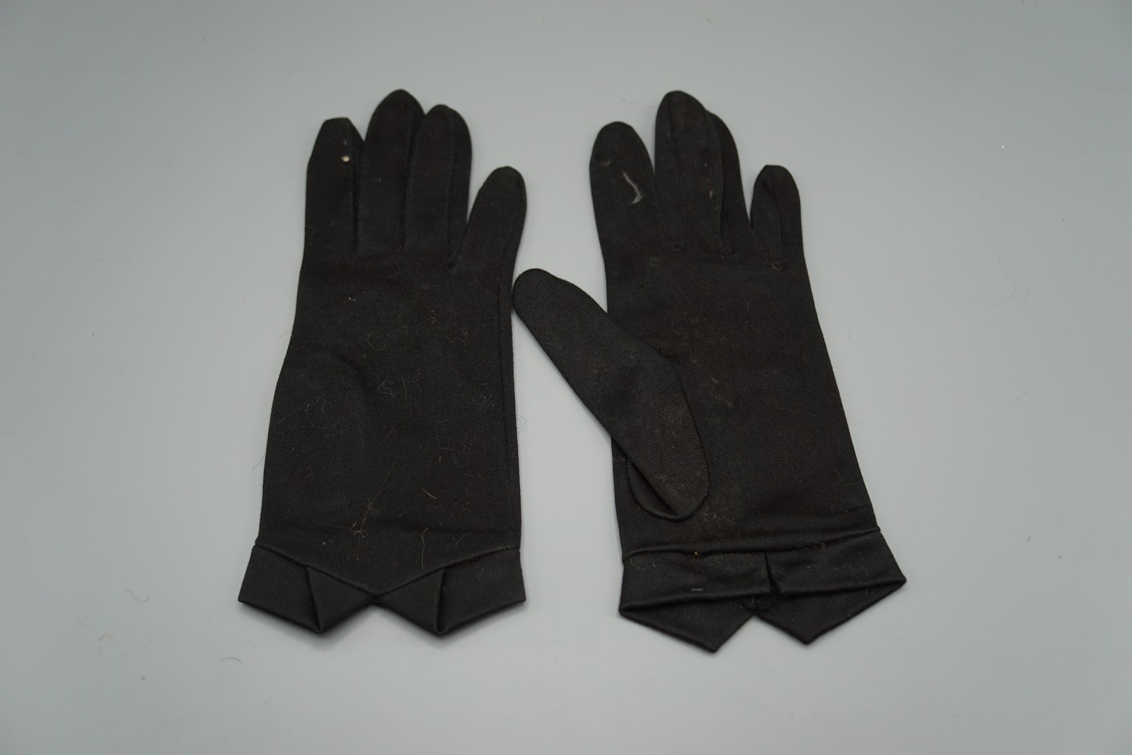 Elegant Black Women's Dress Gloves Scalloped Cuff Wrist Length Formal Occasion