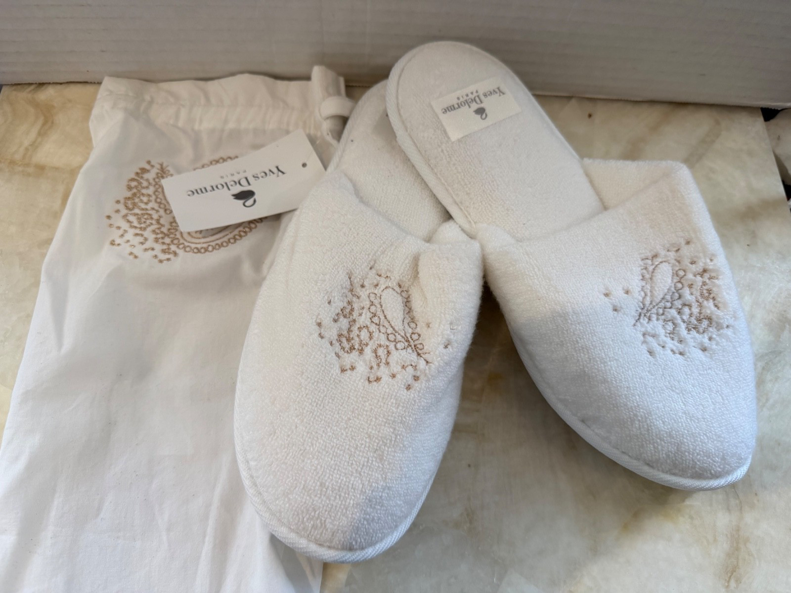 NWT Yves Delorme Paris Luxury White Terry Spa Slippers Embroidered Paisley Bag