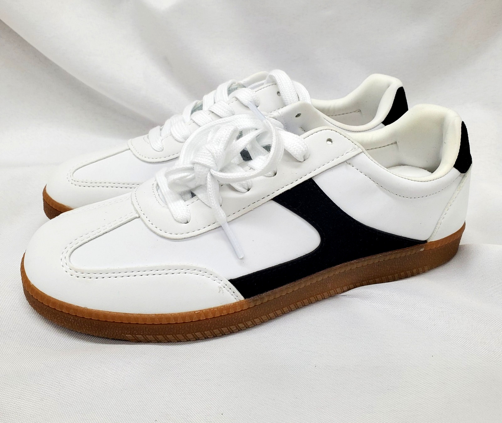 No Boundaries Ladies White Black Lace Up Sneakers Size 8 Trendy Fashion Comfort