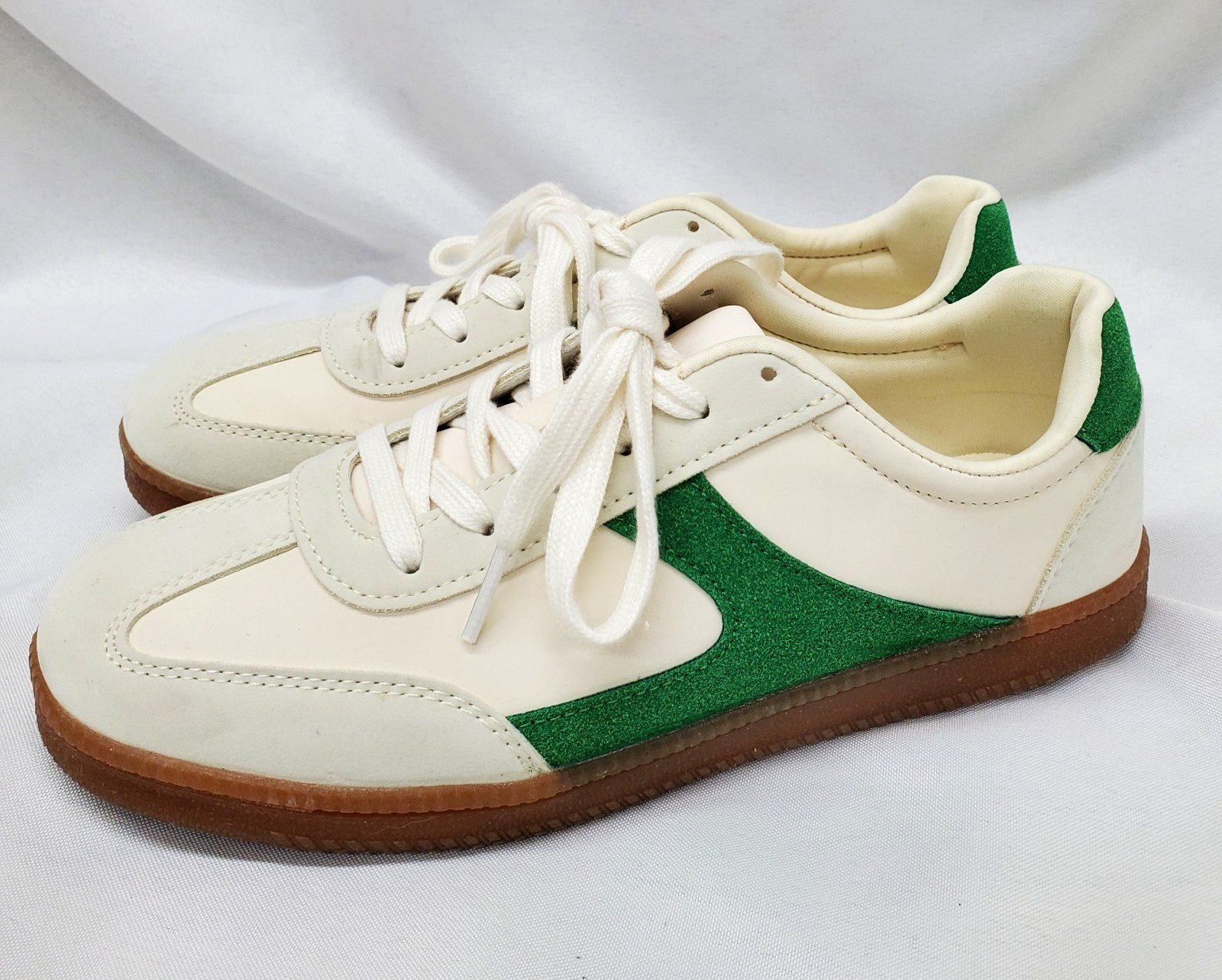 No Boundaries Ladies Ivory Green Lace Up Sneakers Size 8 Trendy Fashion Comfort