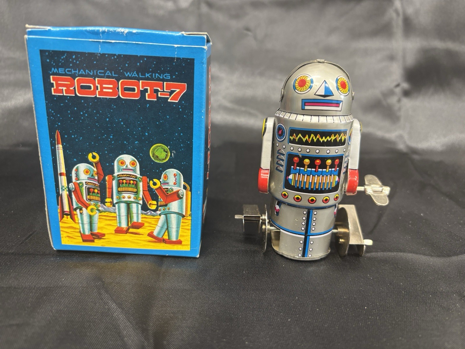 Robot-7 Reproduction Mechanical Walking Metal Robot NEW Free Shipping