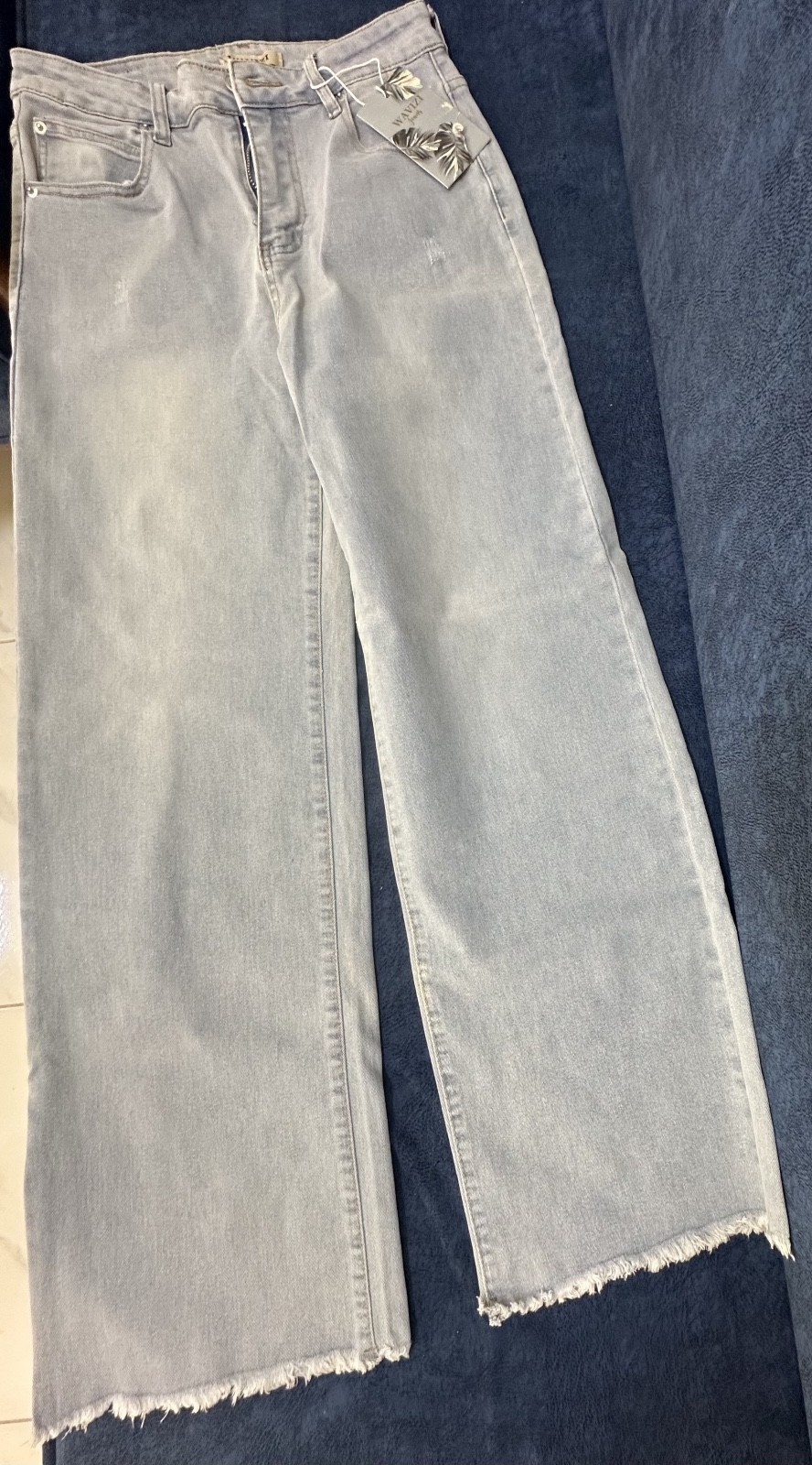 "Modern Streetwear Wide-Leg Jeans" • Color: Light blue/Light wash, with a natura