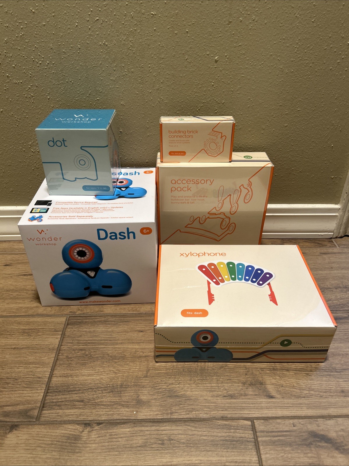 Wonder Workshop Dash & Dot Smart Interactive Coding Robots Bundle w/ Accessories