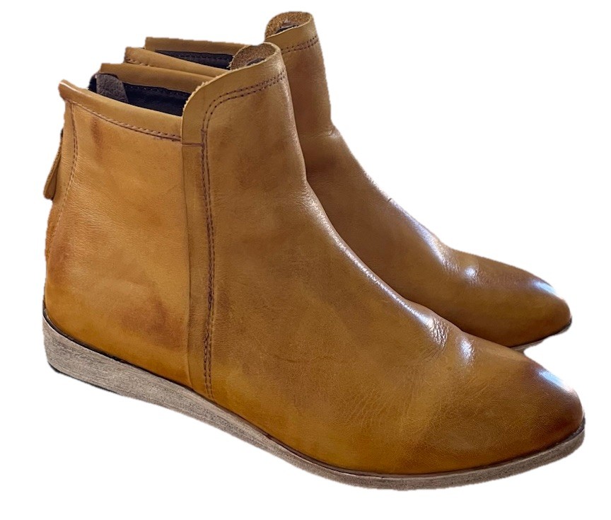 Anthropologie Gee WaWa Honey Tan Leather Hand Made Ankle Boots Booties 8.5 EUC