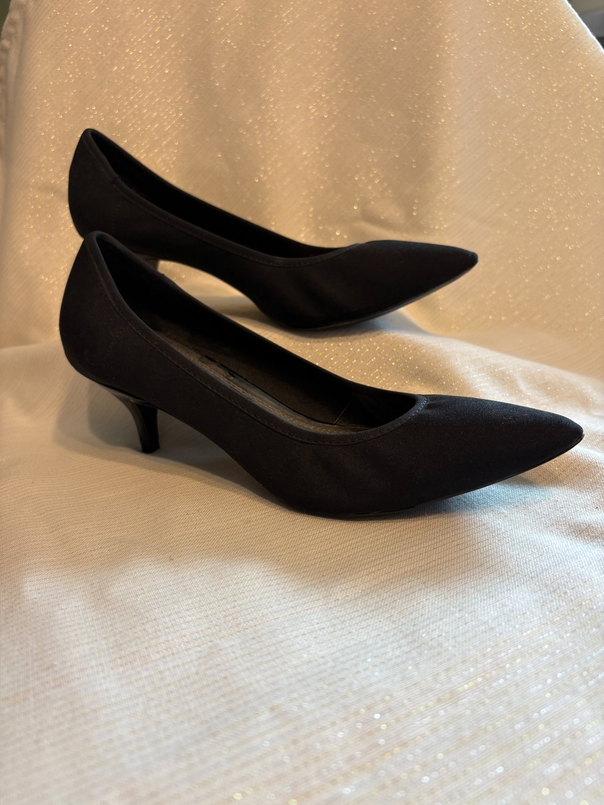 Elegant but comfortable 2 inch black dress pumps - size 8.5