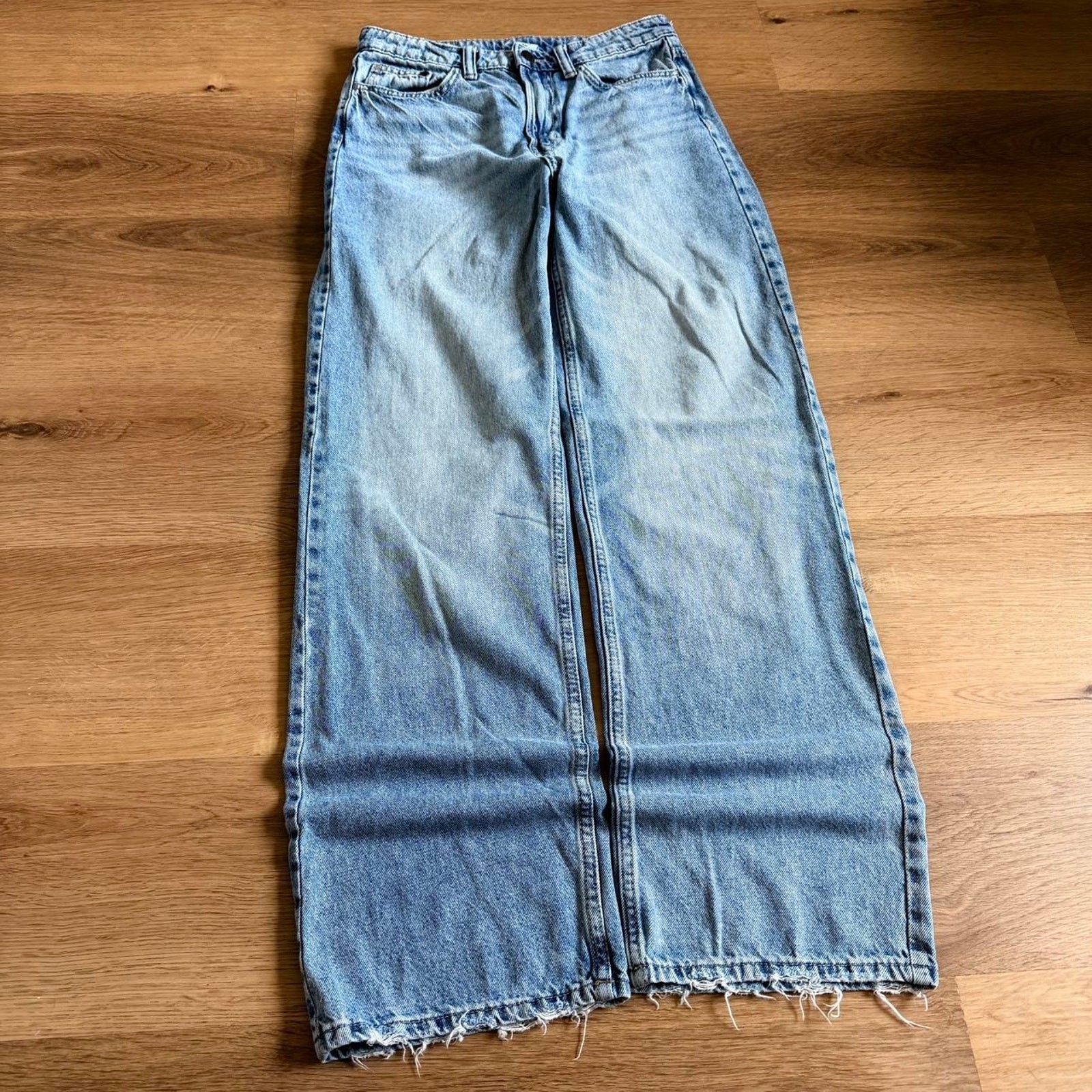 Women’s Wide Leg High Rise Light Wash Jeans Size 4 Distressed Hem Streetwear