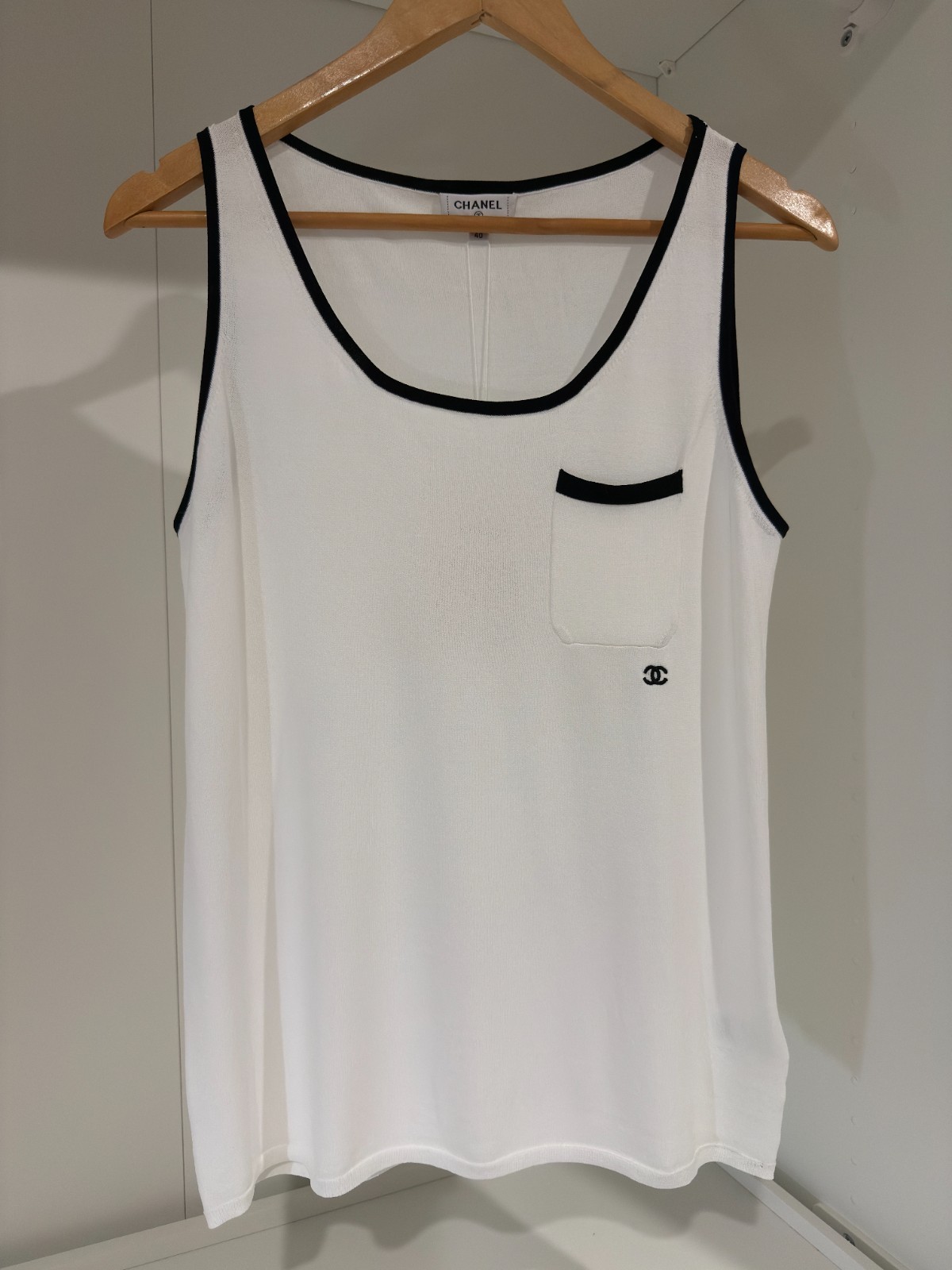 Pre-Owned Chanel 2026 Silk Luxury Vest White Classic C Logo Top with Garment Bag