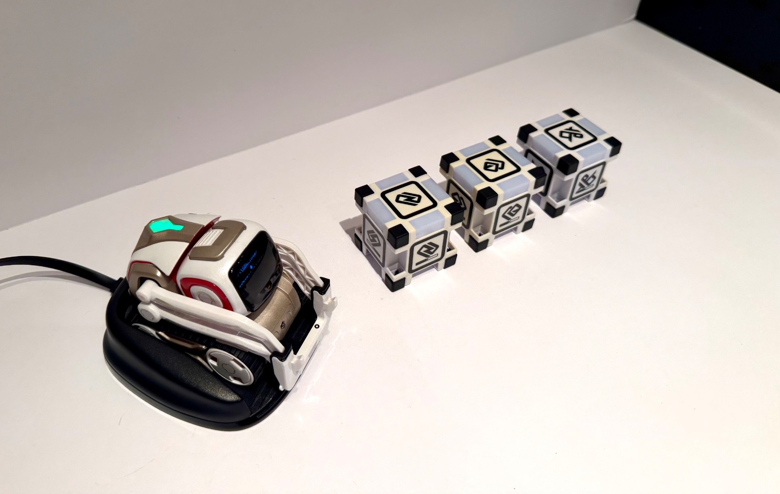 Anki Cozmo Robot Toy With Cubes and Charger New 500mah Battery READ DESC.