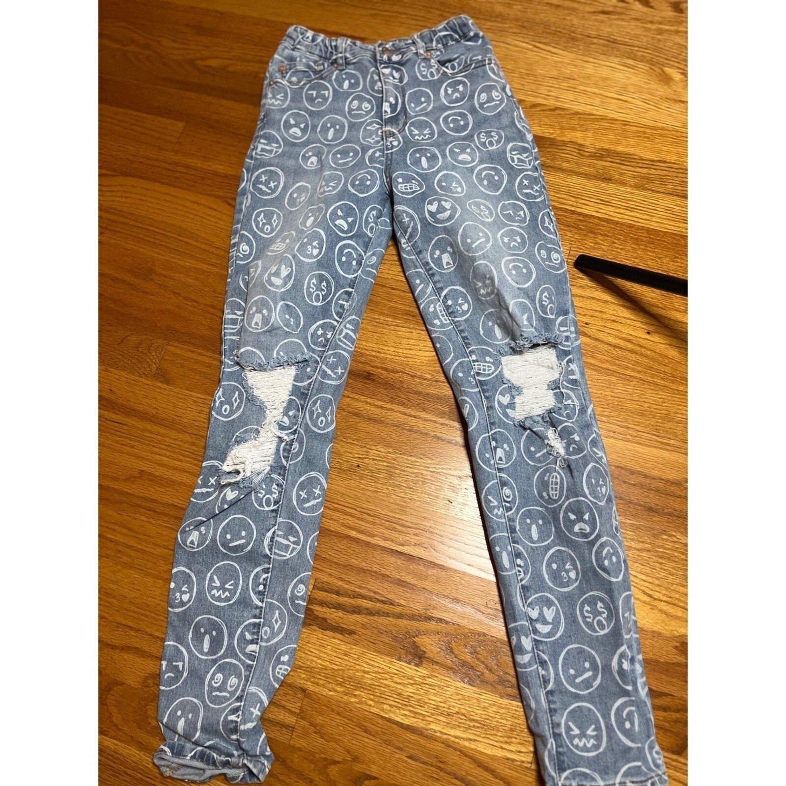 Gemma Rae Distressed Emoji Print Jeans Ripped Knee Denim Trendy Fashion 3/26