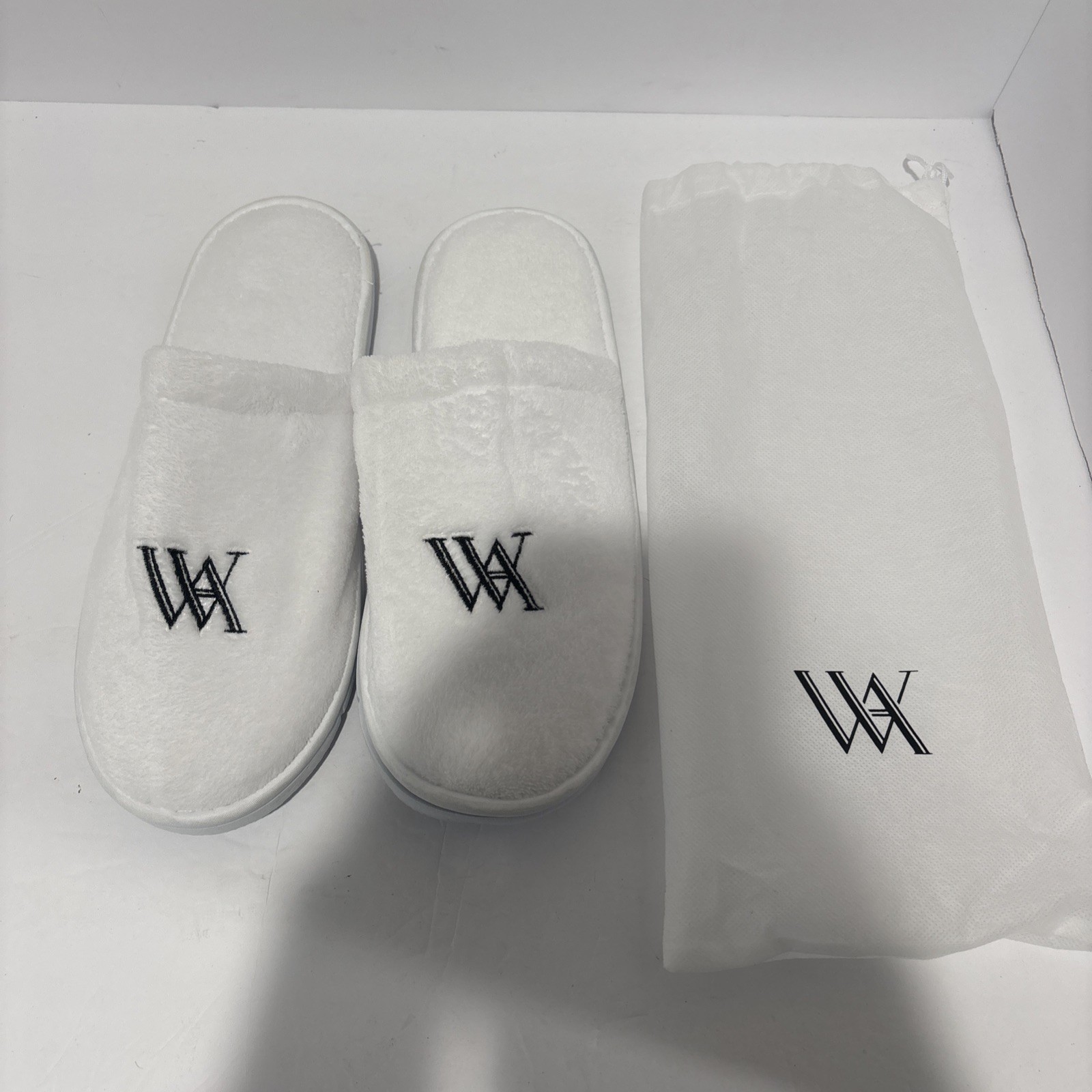 Waldorf Astoria Slippers Set w Drawstring Bag Hotel Spa Luxury White NEW