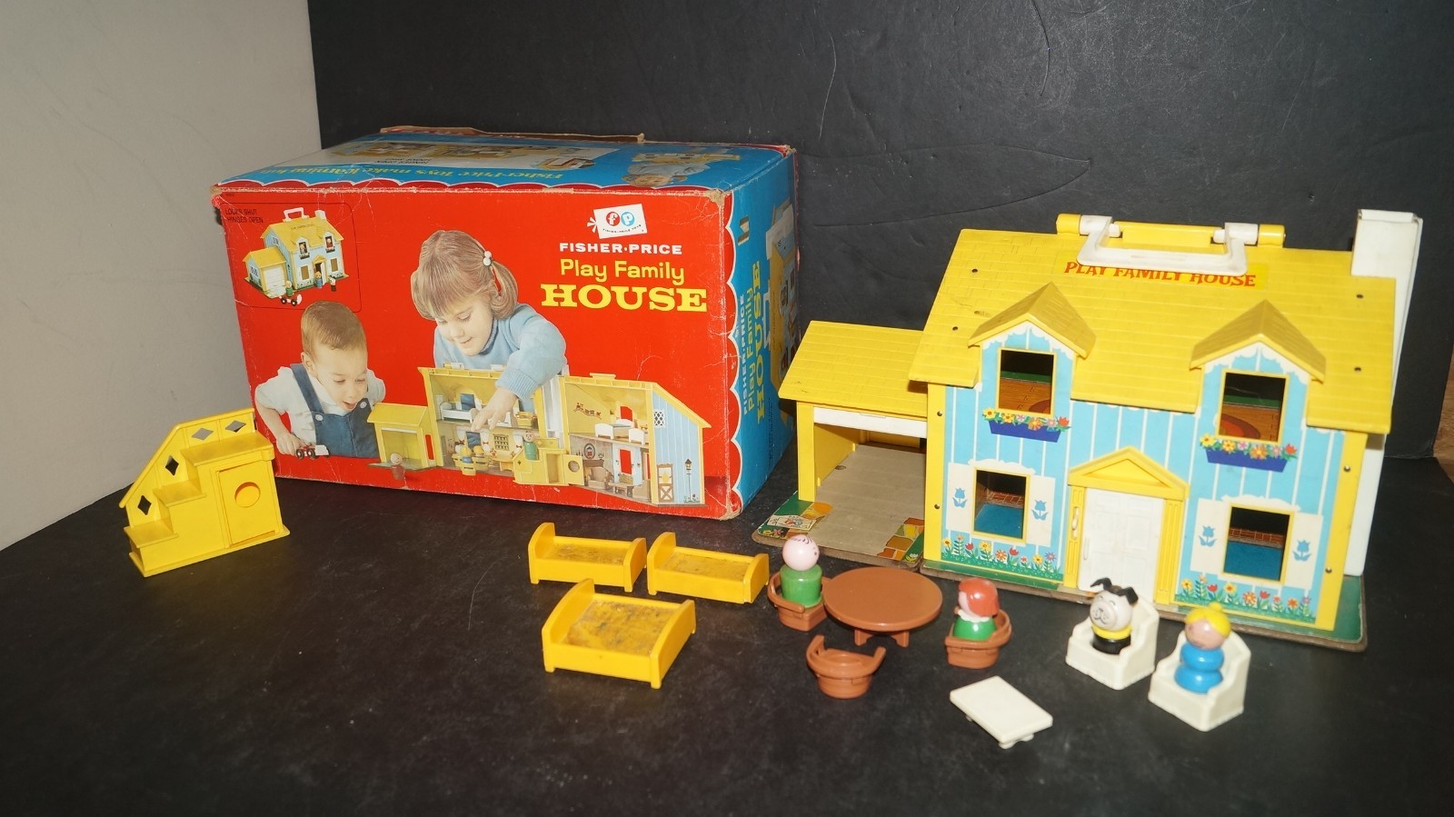 1969 FISHER PRICE Little People No. 952 PLAY FAMILY HOUSE w/ Accessories & Box!!