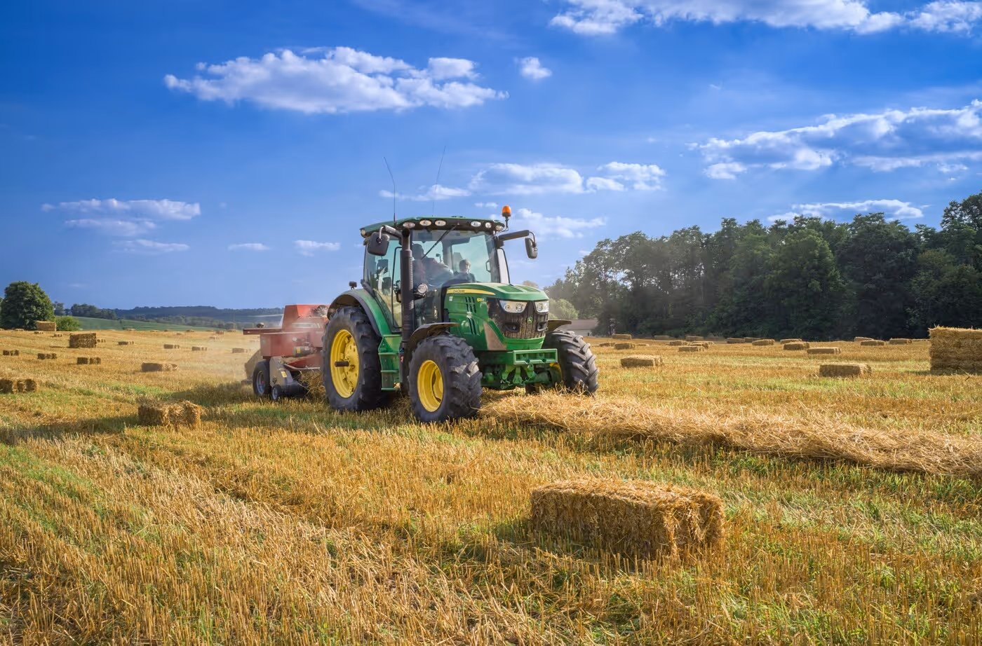 Landwirtschaftsmaschine in einem Feld