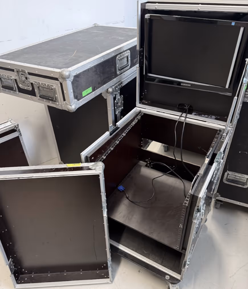 Rack m. units & skærmdæmper