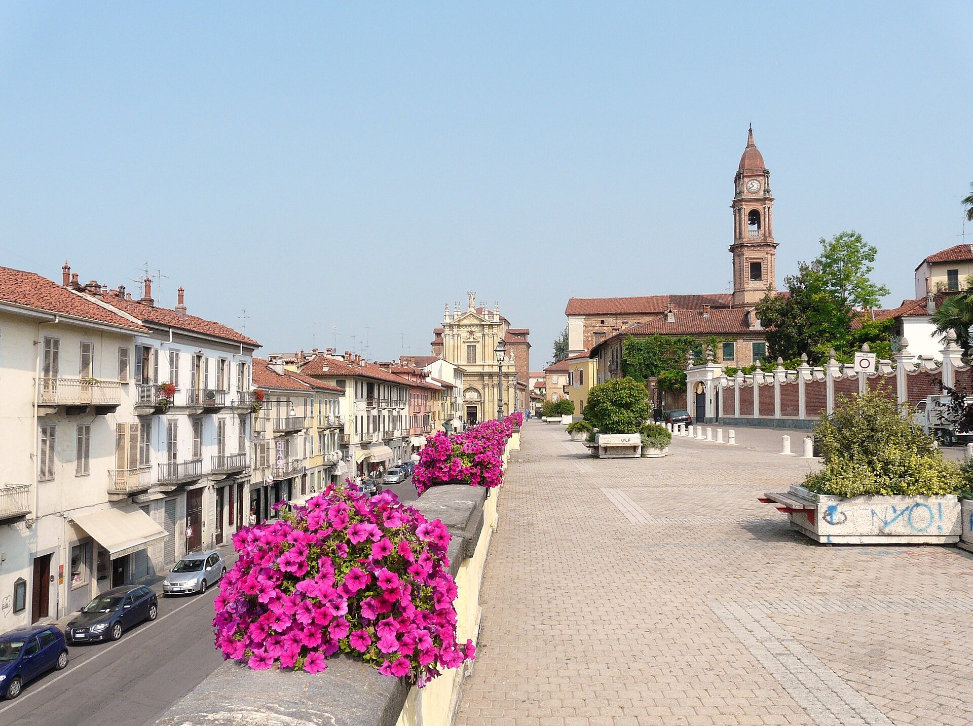 A street in the centre of Bra