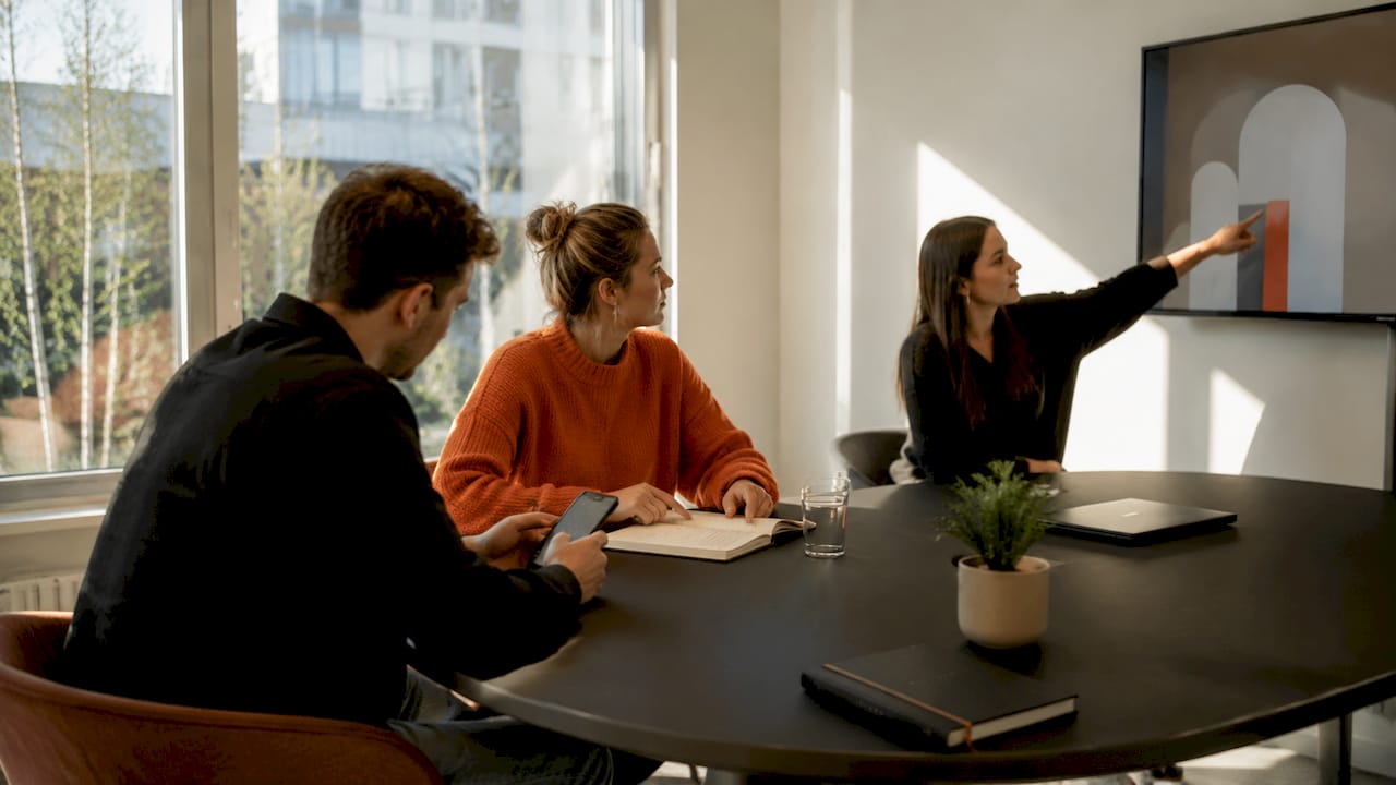 Das Team arbeitet gemeinsam daran, den Support-Prozess effizient zu gestalten.
