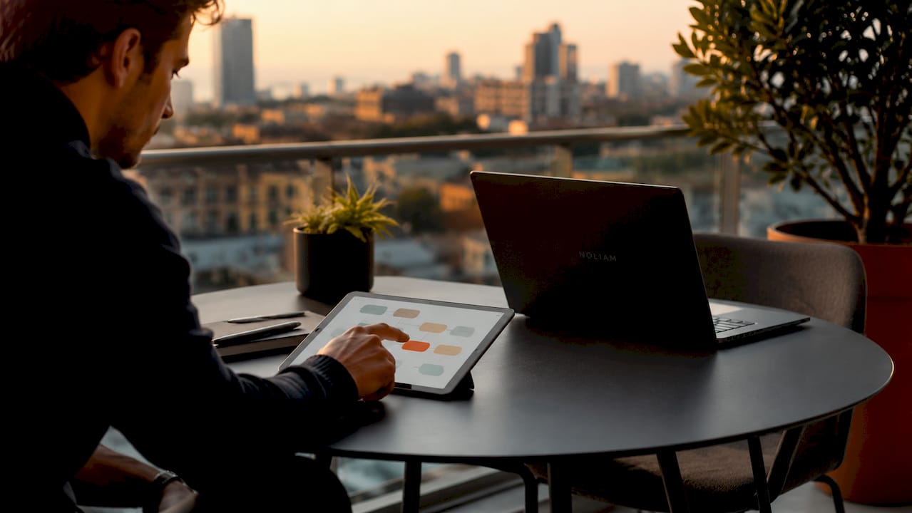 Aus der Seitenperspektive: Hände bedienen einen Workflow auf dem Tablet.
