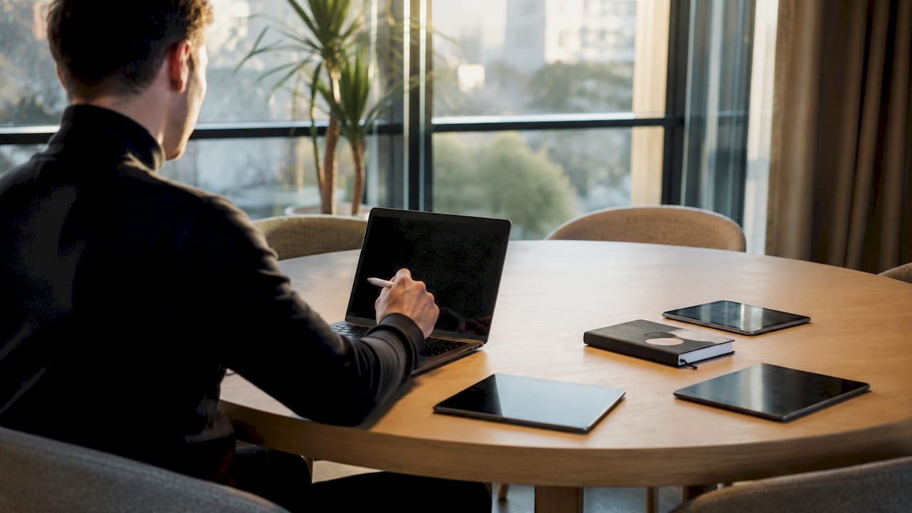 Im Büro wird ein Tablet mit den Händen bedient.