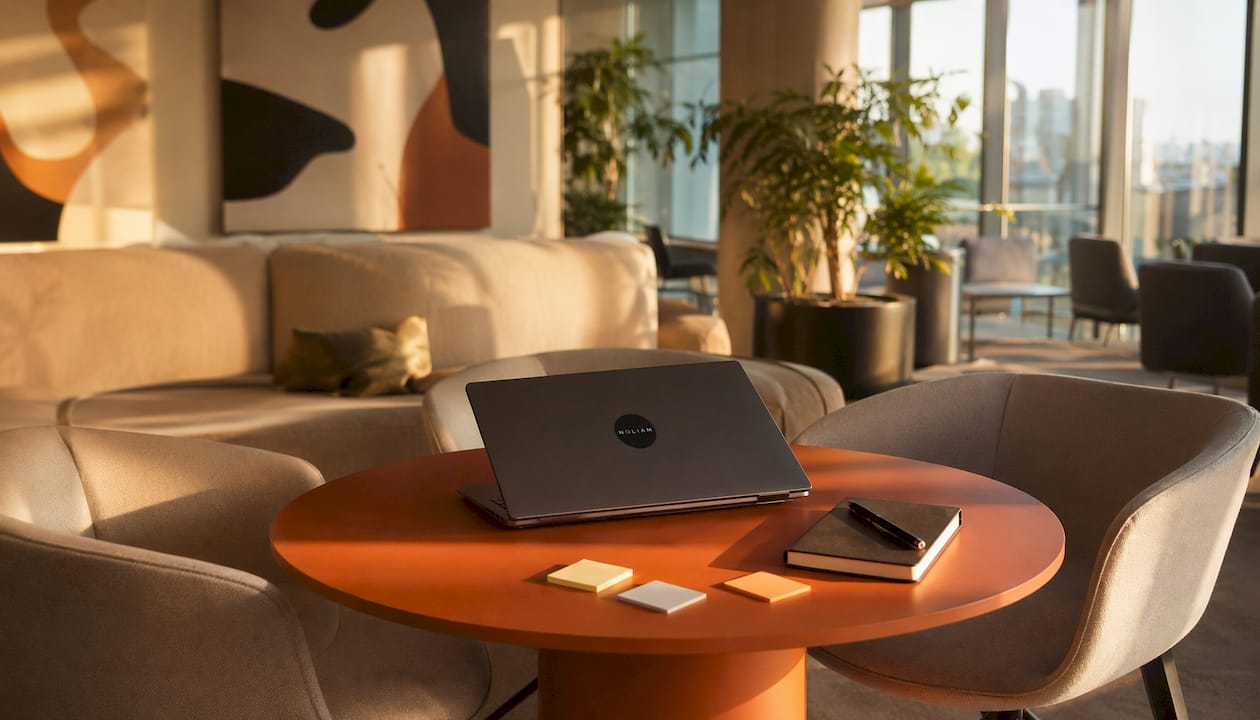 Zeitgemäße Besprechung im Büro mit Laptop und interaktivem Dashboard