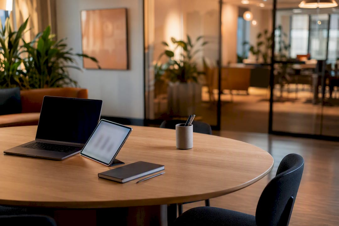 Moderner Arbeitsplatz mit unscharfem digitalen Gerät