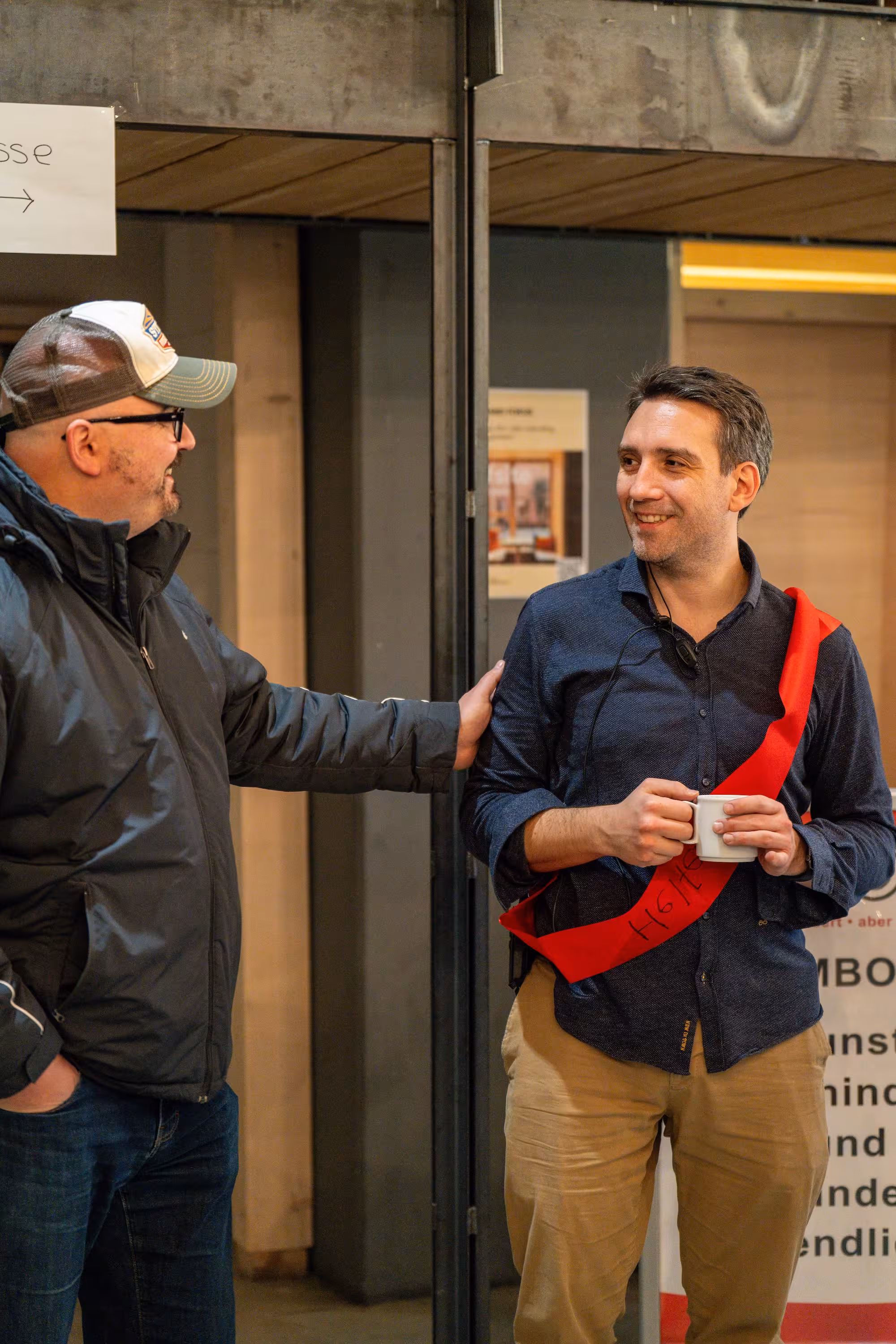 Daniel Musizza, Vorstandsvorsitzender von Sehbehindert – aber Richtig e.V., im Gespräch mit einem Besucher beim Secondhand-Basar in München.