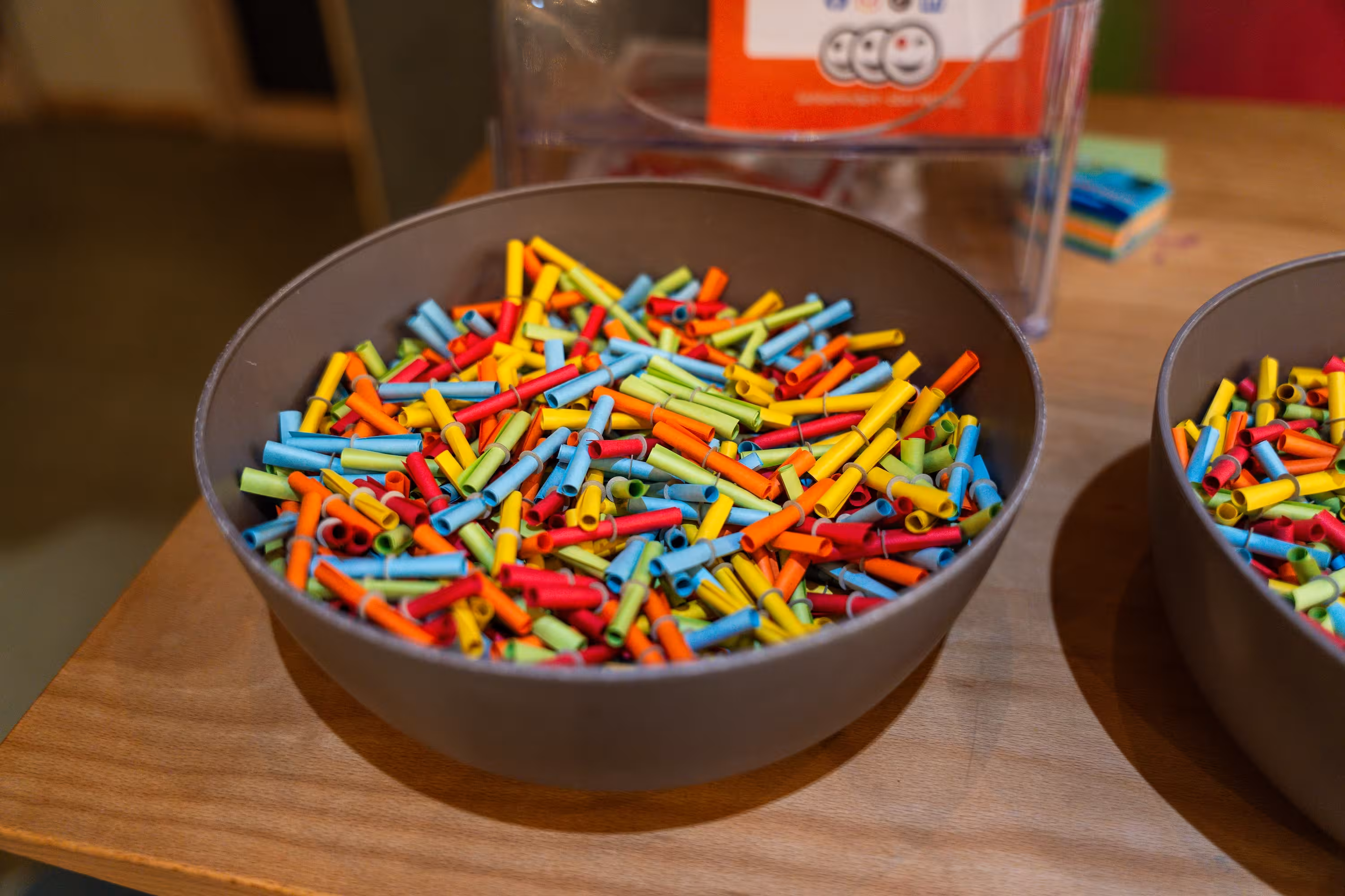 Bunte Tombola-Lose beim Secondhand-Basar von Sehbehindert – aber Richtig e.V. in München