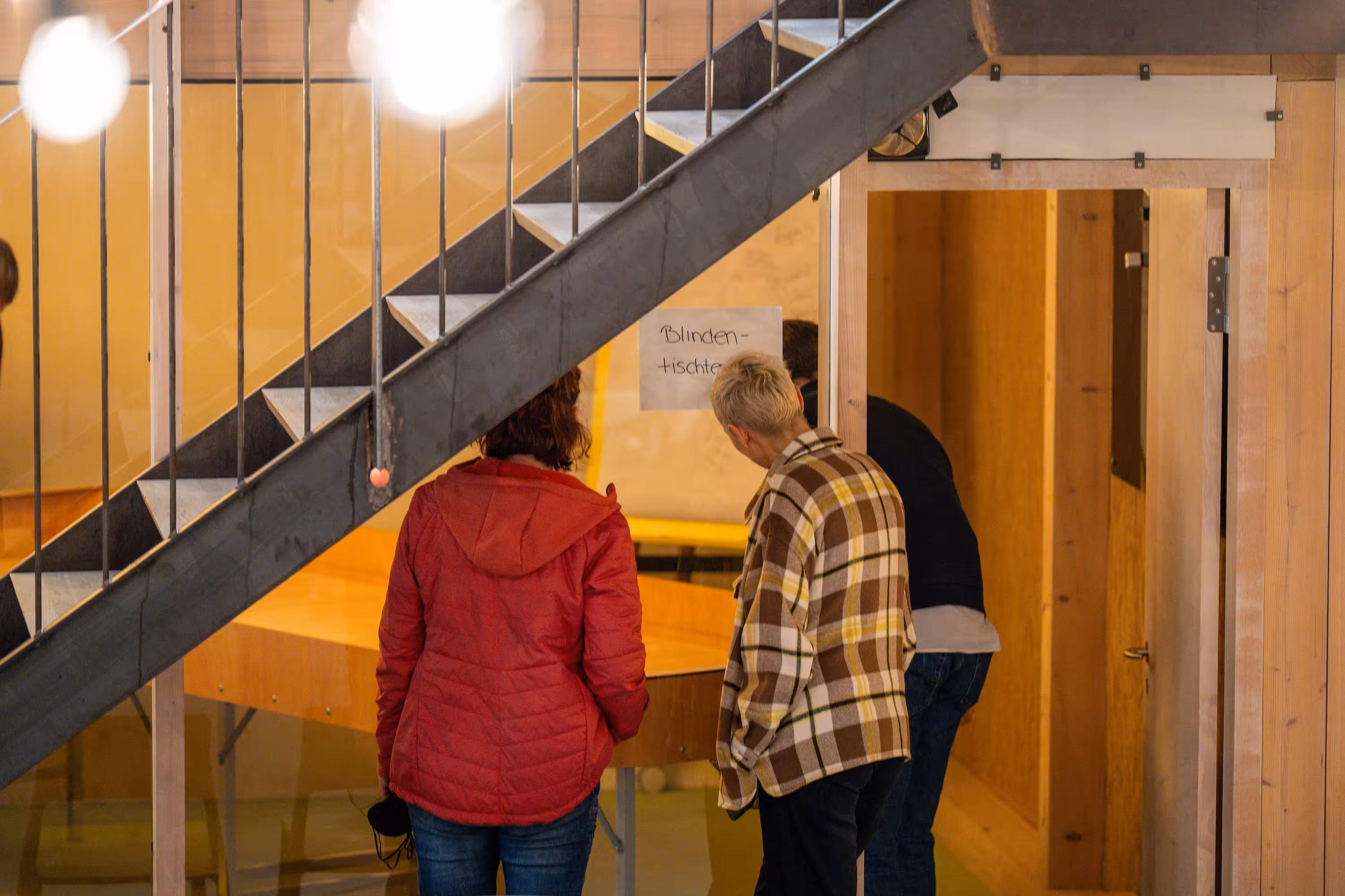 Besucher am Blindentischtennis-Stand beim Secondhand-Basar von Sehbehindert – aber Richtig e.V. in München