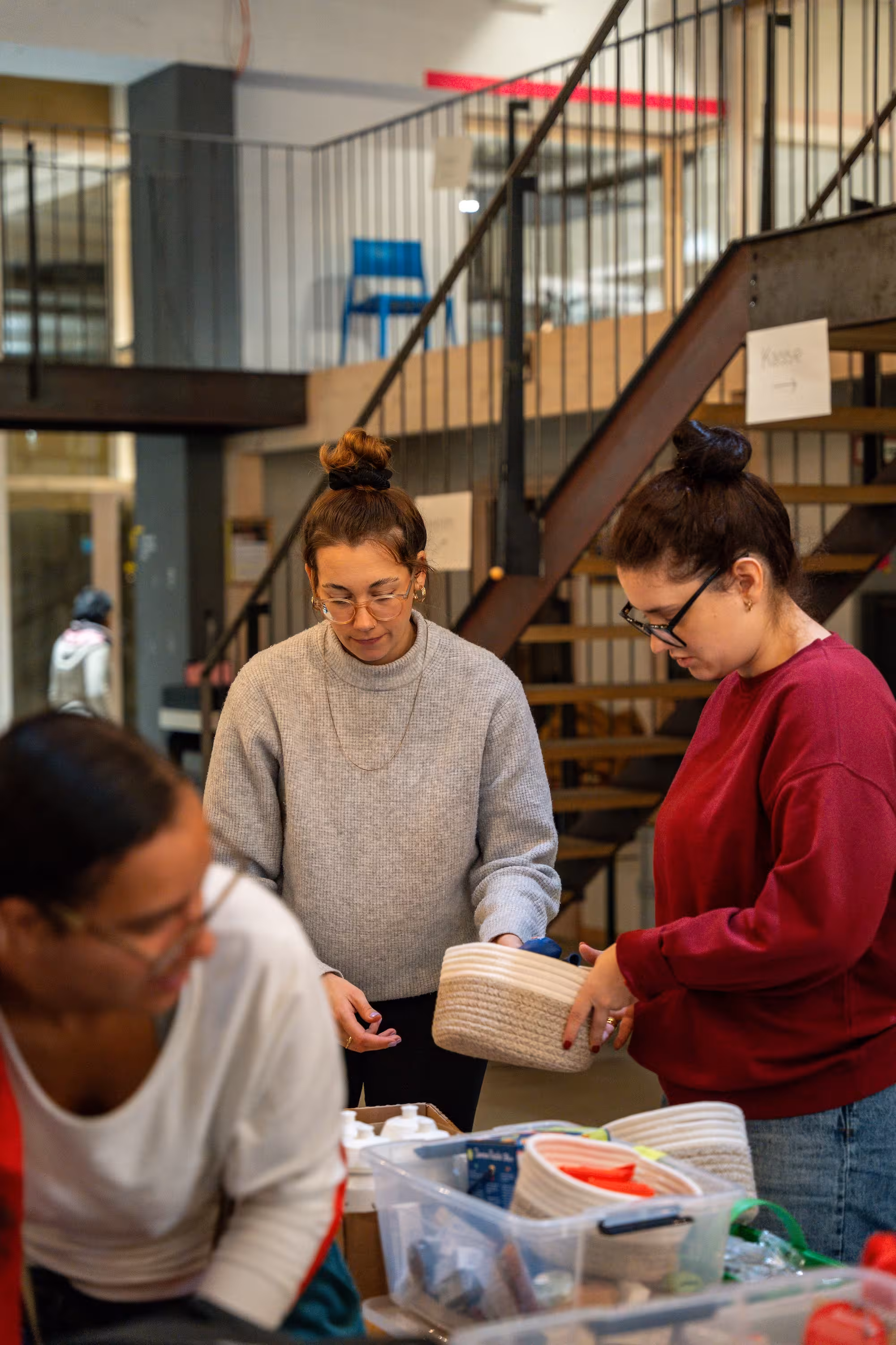 Ehrenamtliche von Sehbehindert – aber Richtig e.V. am Verkaufsstand beim Secondhand-Basar in München