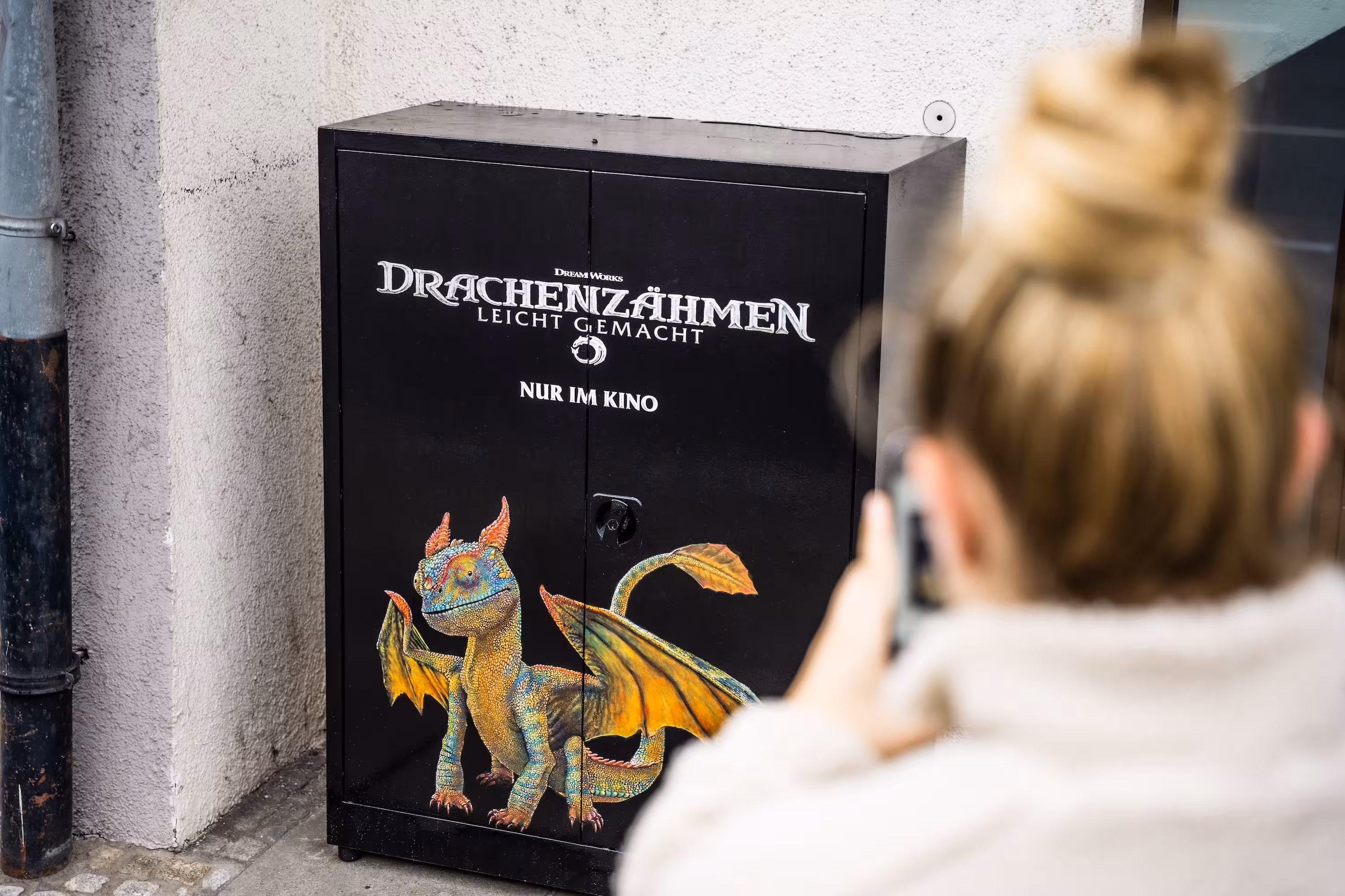 Gefunden! Ein Fan fotografiert den versteckten Drachen in der Stadt Stuttgart. Teil der 'Great Dragon Hunt' Kampagne zur Promotion des Films 'Drachenzähmen leicht gemacht'.