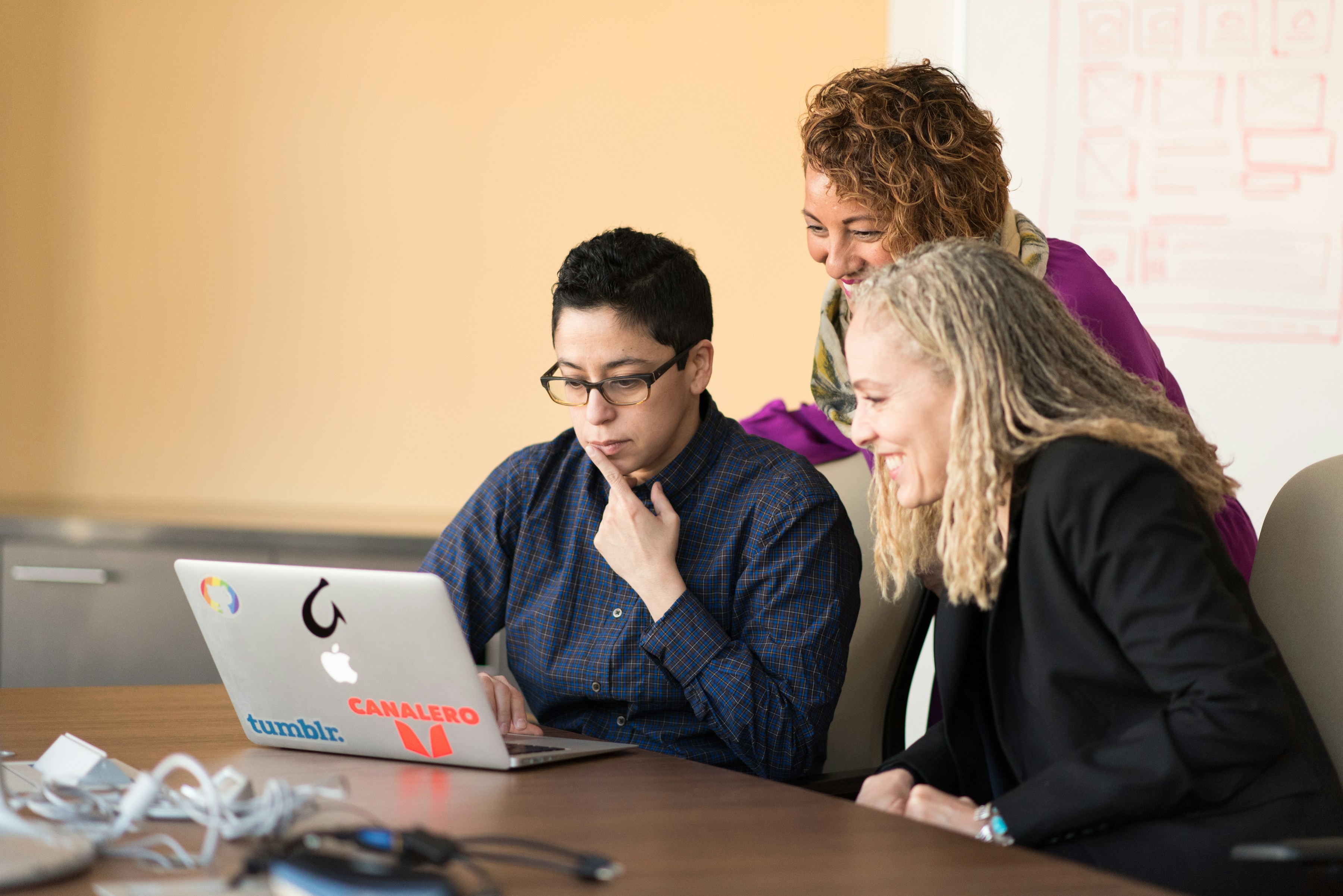Collaborative team working together vs solo entrepreneur - StartupStage Blog
