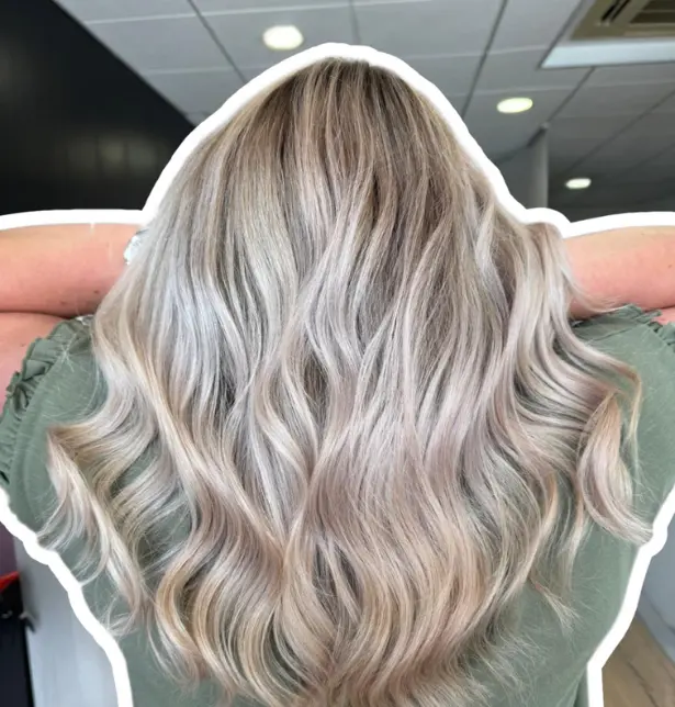 Exemple de publication instagram du compte l'atelier des embellis représentant une femme de dos avec un balayage blond polaire. 