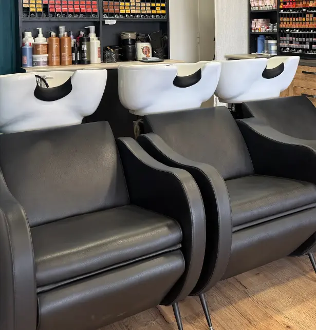 Espace de détente avec ses fauteuils confortables dans l'espace bacs à shampoing.